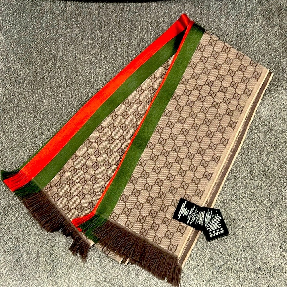 Never worn Gucci scarf
